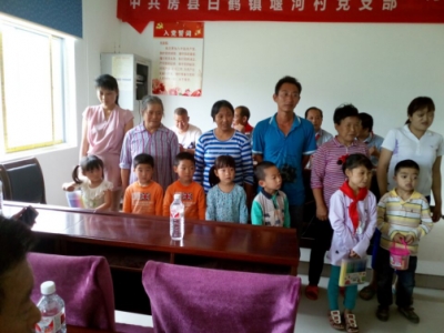 县食药监局开展“六一”慰问活动