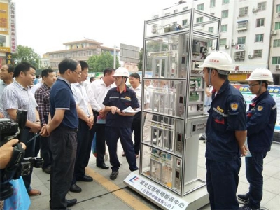 蔡贤忠察看房县质监局“安全月”电梯（模型）安全使用演示 