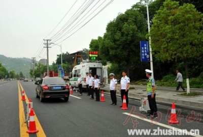 竹山首次启用尾气遥测仪查处“黄标车”　仅需一秒