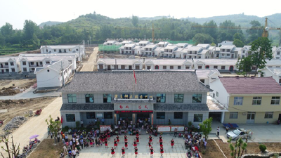 军店镇第二批易地搬迁户喜迁新居