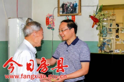 蔡贤忠慰问离休老党员王云龙