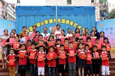 县实验小学‘爱心爸妈’陪伴留守孩子过“儿童节”