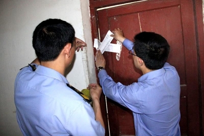 “黑窝点玩躲猫猫”食药监管逮正着  