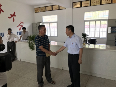 肖大有到青峰镇参加“七一”慰问活动