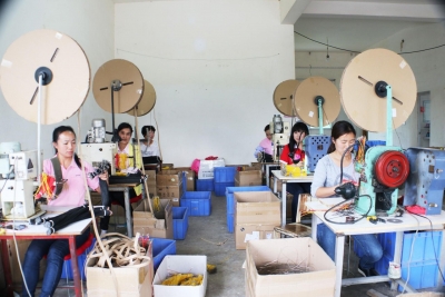 民营企业主郭丹致富不忘帮扶贫困户