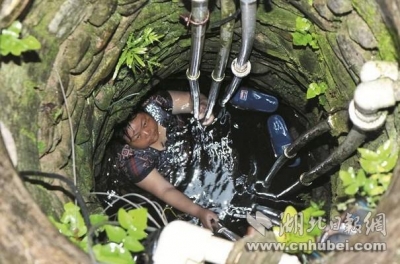 房县一妇女凌晨跌入水井被困6小时 消防员合力救出(图)