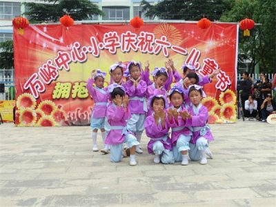 万峪中心小学举行“六一”文艺演出暨捐赠仪式活动