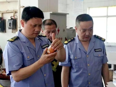 县食药监局全力以赴“护航”高考