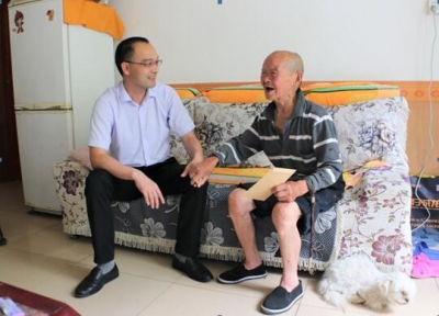 付必久到军店走访慰问老党员