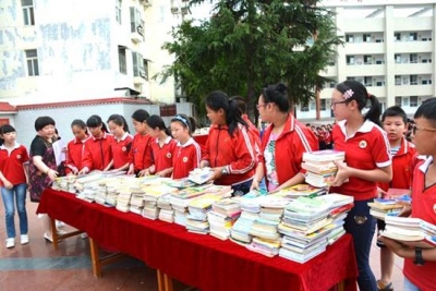 县实验小学毕业生向母校捐赠1000余册优秀图书