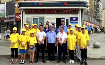 爱心驿站志愿者举办第二届酷暑为环卫工人和交警送清凉