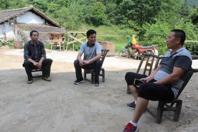 房县住建局开展庆“七一”大走访慰问活动