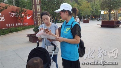 投票魅力十堰 丹江口市近200名志愿者在行动