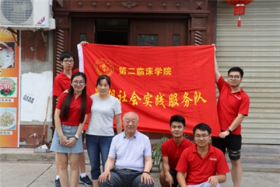 湖北医药学院“先招党员”开展关注乡医活动