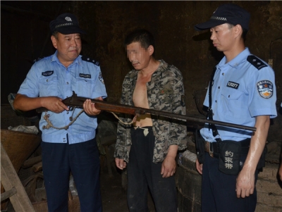 房县男子酒后自报私藏枪支 邻桌听后主动举报