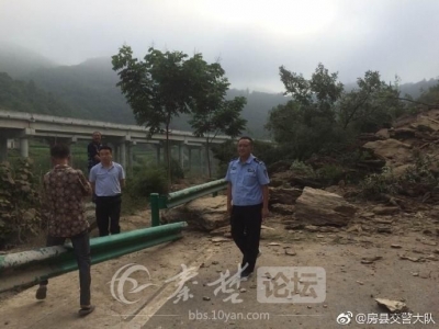 346国道房县辖区青峰梅花山段山体滑坡，请互相转告车辆高速绕行