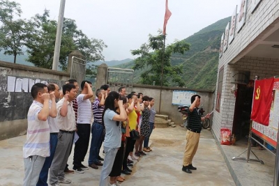 房县商务局在屈家坡村开展“主题党日”活动