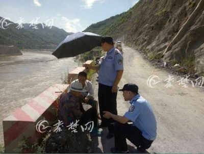 郧西七旬老人中暑倒地 民警遇到及时送医
