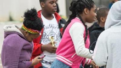 网瘾简史：从恶搞到“流行病”，外国政府怎么治？