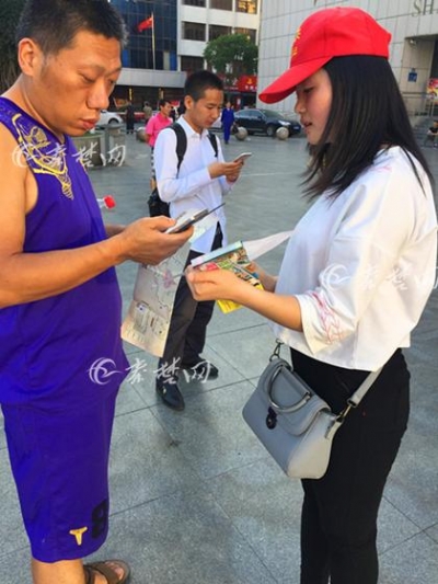 志愿者走上街头 为十堰参选《魅力中国城 》拉票