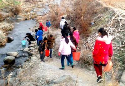 土城镇龙坪小学师生携手并肩度水荒