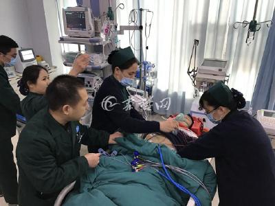 司机突发脑梗 高速路上打救命“飞的”  十堰120开创全国高速路面空中救援先河