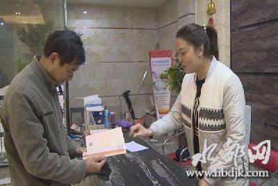 丹江口市首批棚户区改造拆迁安置户领取不动产权证