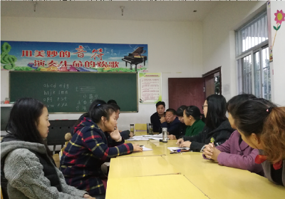 房县窑淮镇铺沟小学开展《房县教育局关于教育教学管理标准》教师培训 