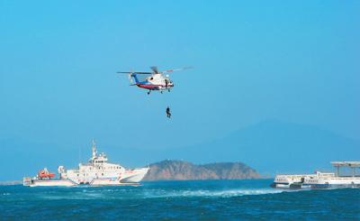 南海海域开展首次海空联合巡航