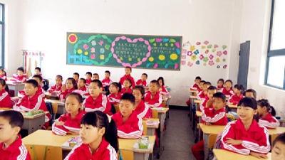 房县东城小学开展“社会主义核心价值观”黑板报比赛活动