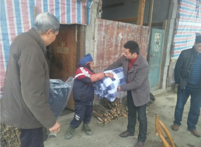 寒风不降鱼水情 中坝乡“进村入户送温暖” 