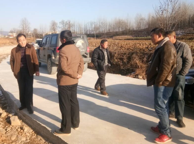 十堰市国土整治局检查组来房县检查督办土地整理项目农民工资支付及安全生产情况