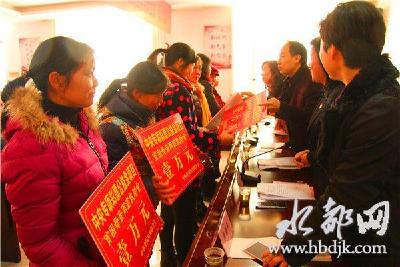 丹江口市106名贫困妇女获全国妇联“两癌救助金”106万元 