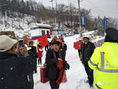 大雪封山婚车受阻 房县民警驾警车一路送新郎准时接亲