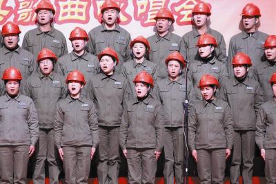 讴歌昔日光辉岁月 唱响时代发展旋律   ——郧阳区庆祝解放70周年红色经典歌曲咏唱会掠影 