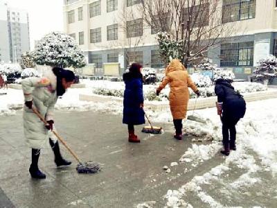 房县东城小学：教师齐动手，清扫校园路