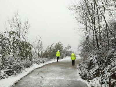 风雪之中，还有他们——为群众保驾护航的人民警察   