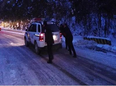 雪中扶贫暖人心 警民共谋致富路