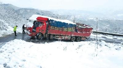 重型货车被困深山，女乘客高烧不退  郧阳民警路巡发现后及时送医