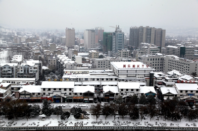 房县交通部门全力以赴应对大雪天气