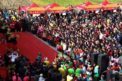 走进民歌小镇 品购生态年货 —十堰第三届乡村民俗年货节第2站走进房县门古镇狮子岩村(上集).mp4