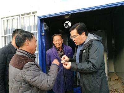 郧阳区委书记孙道军元旦佳节暗访香菇小镇