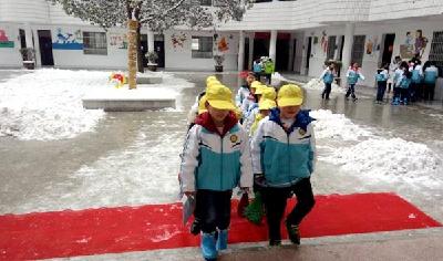 房县城关镇八一希望小学：“红毯”铺就平安路