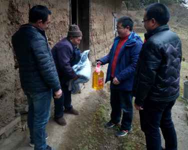 九道乡为低保五保户送温暖