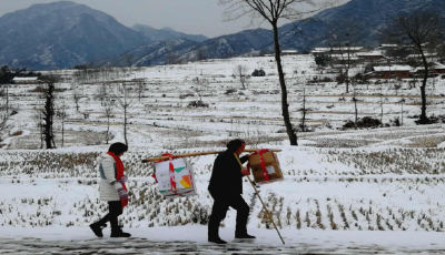 回龙乡扶贫干部冒雪走访慰问扶贫户