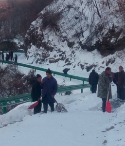 沙河乡加强暴雪后的道路交通安全管理工作 