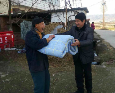 化龙堰镇开展“三大”活动 积极帮助困难群众