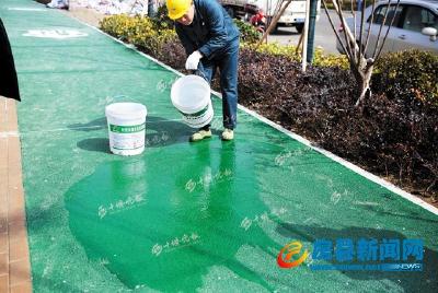 十堰有条“会喝水”的路：斜坡泼水地面秒干还能降低地表温度