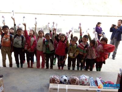 姚坪乡屈家坡小学获爱心人士捐赠