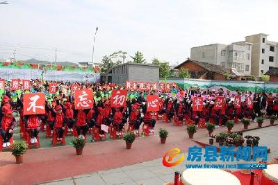 房县花宝小学威风锣鼓队助力八里社区樱桃采摘节